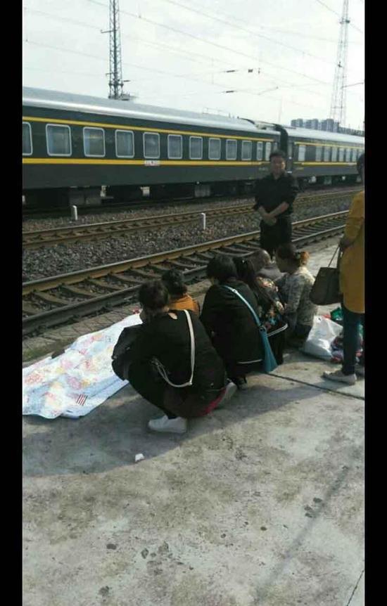 邓州火车站一乘客翻铁轨赶火车被撞身亡