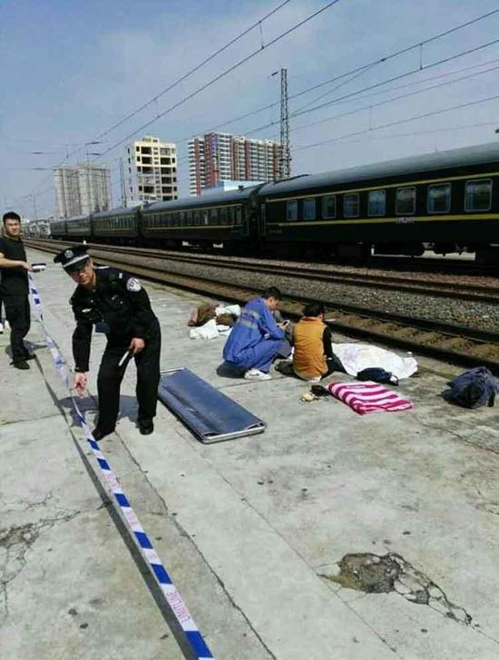 邓州火车站一乘客翻铁轨赶火车被撞身亡