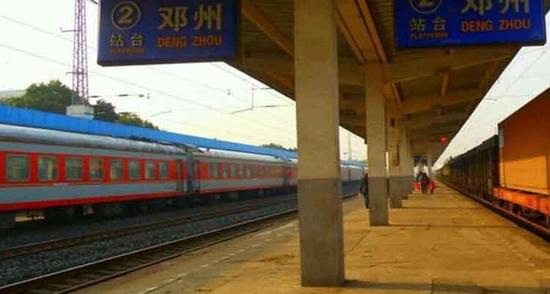 邓州火车站乘客翻铁轨赶火车被撞身亡