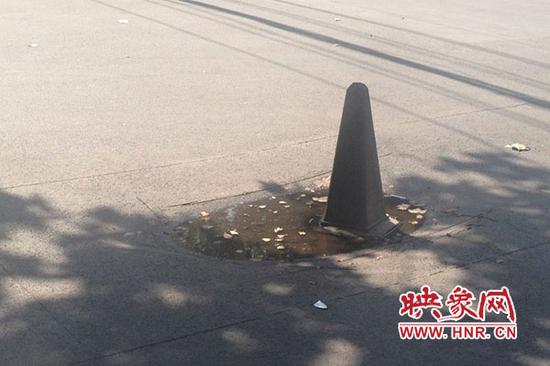 鄭州一慢車道塌坑月余無人修 城建回應：正在催