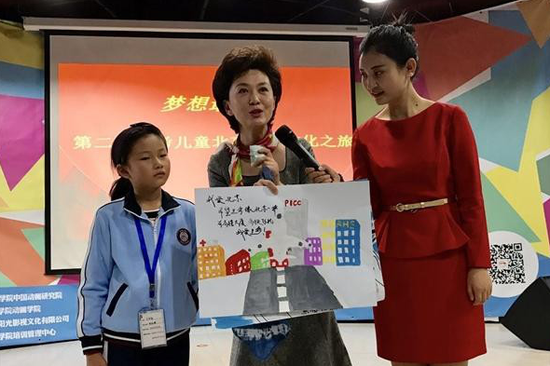 海霞与孩子们合影留念