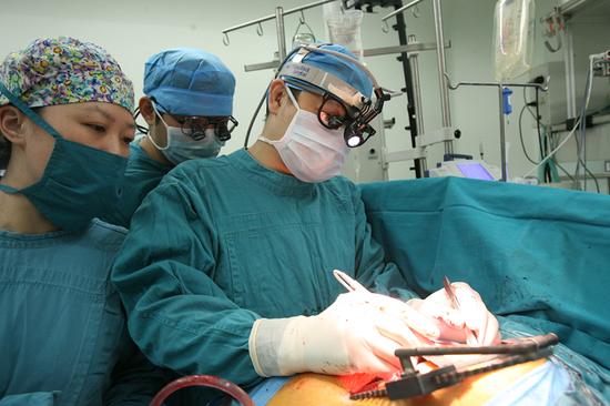 南省人民医院专家实施同期冠脉搭桥与肺肿瘤切