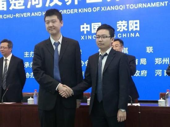 首届楚河汉界世界棋王赛对决双方：郑惟桐(前排右)和谢靖(前排左)