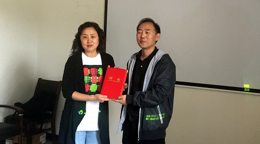 劉志鈞會長為王耀玲教授頒發(fā)“學(xué)術(shù)顧問”聘書