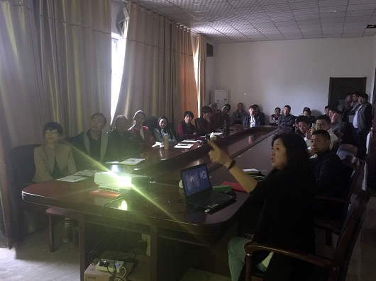 王耀玲教授在講課中