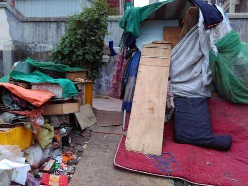 隨著天氣的漸漸變冷，老人只好找來一些破木板搭建了一個人字窩棚