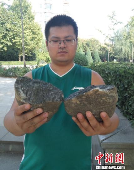 陳鉀用手掌劈碎8斤多重堅硬鵝卵石
