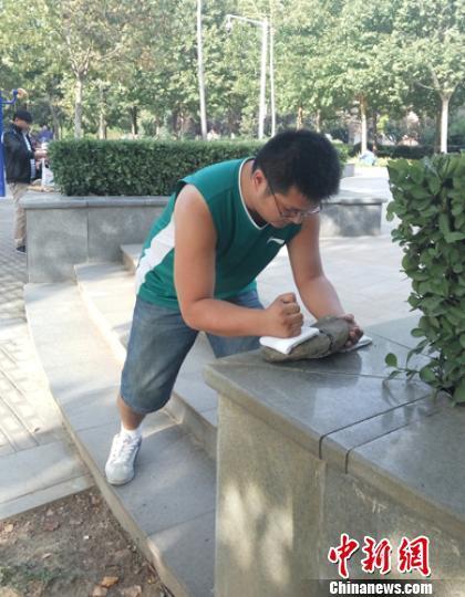 陳鉀用手掌劈碎8斤多重堅硬鵝卵石