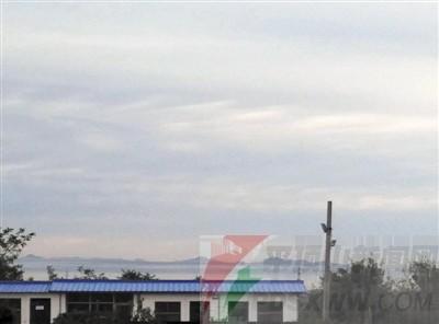 “山”飄在空中，持續了一個半小時左右。