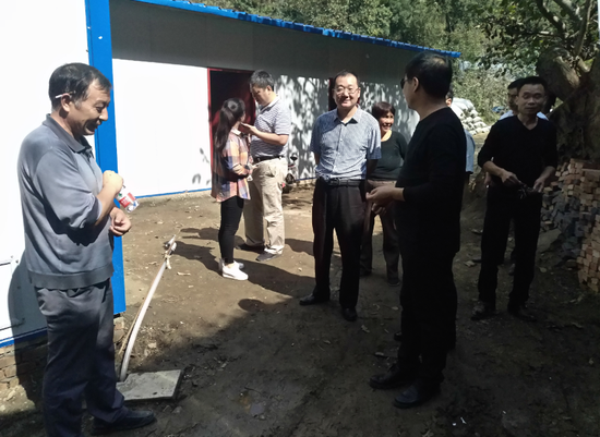 三门峡银监分局领导贫困村调研