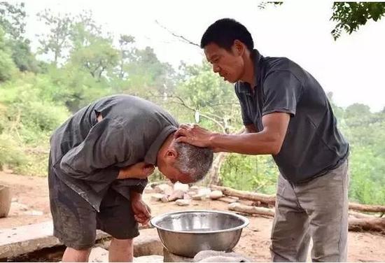 洛陽男子為了父親臨終遺囑 堅(jiān)持28年至今未成家