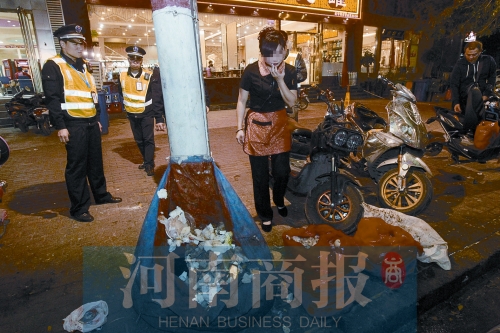 执法队员劝告经营者不要随便将垃圾倒在门口 河南商报记者 邓万里/摄