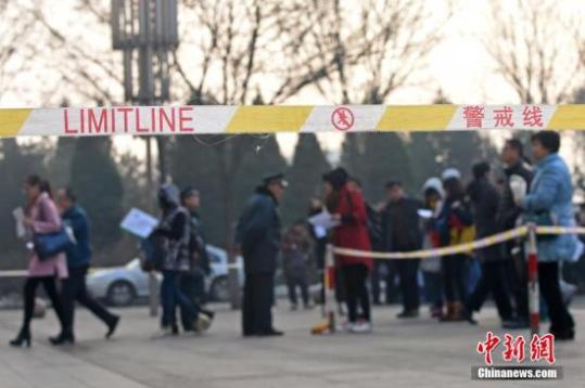 資料圖：2015年11月29日，在山西太原一處國家公務員考試考點，考生們陸續進入考場。 武俊杰 攝