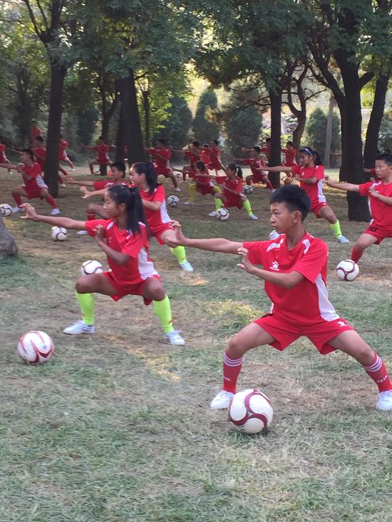 少林功夫，演繹不一樣的足球