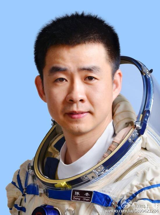 景海鹏,男,1966年10月出生,籍贯山西运城.特级航天员,少将军衔.