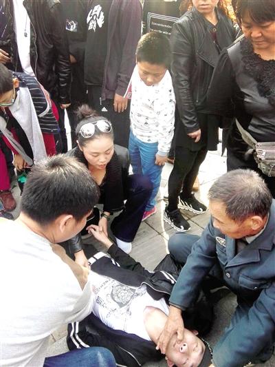 鄭州男子街頭突然昏迷 戴墨鏡女孩施救后悄然離去