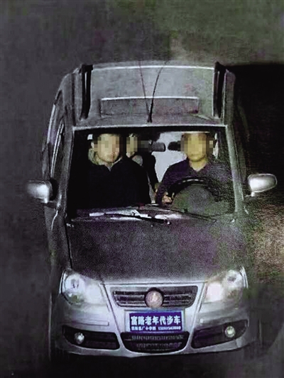 监控拍下的老年代步车