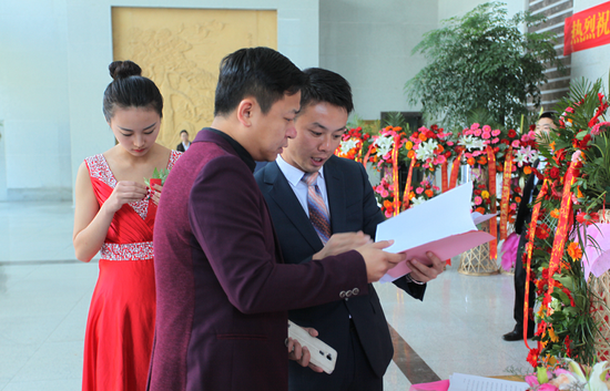 郑州都市广播汽车912主播东羽与易阳风水装饰设计郑东分部执行总经理姚俊先生做剪彩仪式前沟通