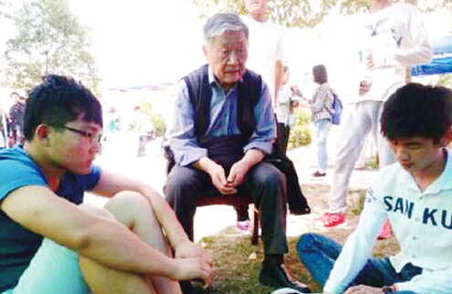 刘波涛教授在和学生交流