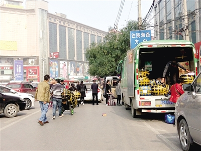  货车路边卸货，加剧道路拥堵