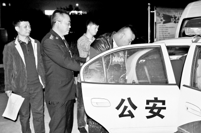 网上逃犯去新密车管所补办驾照 被民警当场识