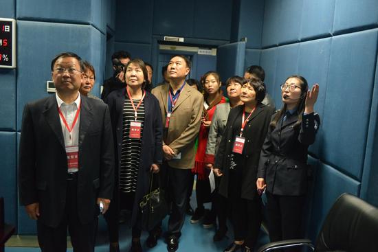 代表參觀鄭州市檢察院辦案工作區