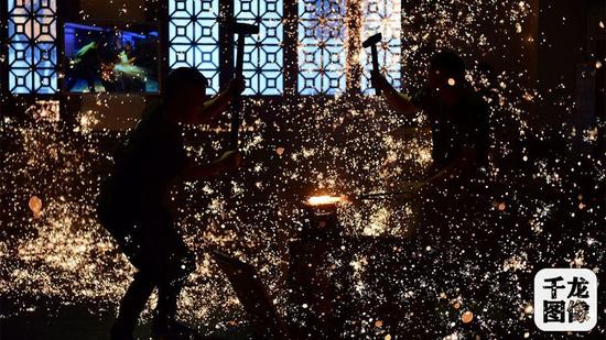 圖為煉鋼、熱鍛、淬火技藝。洪亮攝 千龍網發