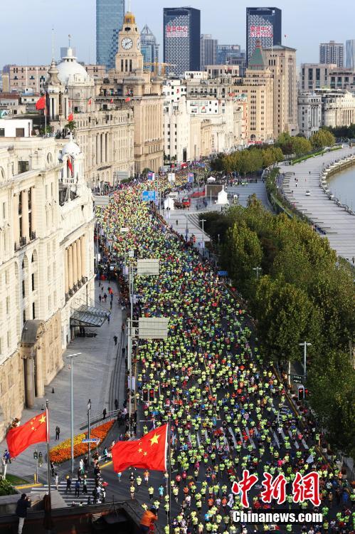 10月30日，2016上海國際馬拉松賽在外灘鳴槍開跑，來自86個國家和地區的38000名選手齊聚上海外灘金牛廣場，身著各色服裝的選手們將整個外灘裝點成了一片彩色海洋。 最終，來自南非的莫克卡和埃塞俄比亞選手貝克勒分獲男、女組冠軍。 中新社記者 張亨偉 攝