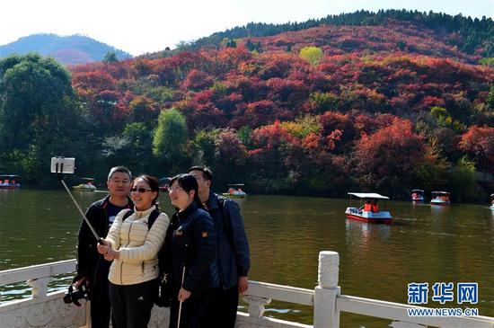 10月30日，游客在济南市红叶谷合影留念。