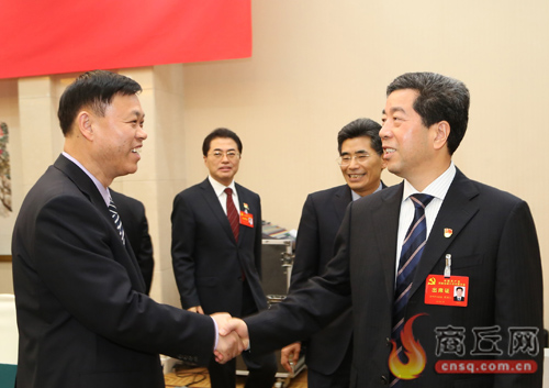 　　10月30日上午，省委副書記、省長陳潤兒，省委常委、省政府黨組副書記翁杰明，省委常委、政法委書記吳天君，省委常委、統戰部部長陶明倫來到商丘代表團駐地，親切看望出席省十次黨代會的商丘代表團代表。&nbsp;本報記者傅 青攝