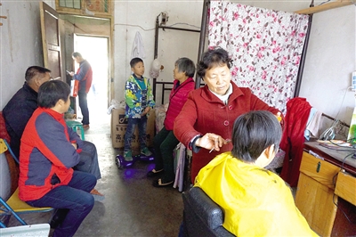 郑州这家理发店30年不涨价 理发3元顾客排队