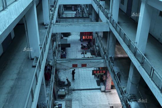 站在新鴻安商城內(nèi)部較高樓層的圍欄邊，可以很清楚地看到這座樓的“生態(tài)”：負(fù)一樓和一樓聚集著眾多價(jià)格低廉的小飯店小旅館，二樓的房間用來(lái)出租，三樓以上則大多空著，極少數(shù)租給附近的商家做倉(cāng)庫(kù)。