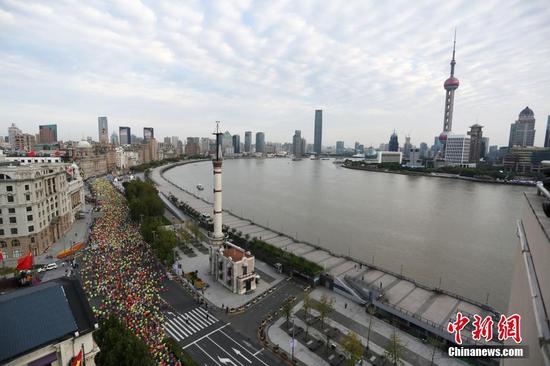 10月30日，2016上海国际马拉松赛在外滩鸣枪开跑，来自86个国家和地区的38000名选手齐聚上海外滩金牛广场，身着各色服装的选手们将整个外滩装点成了一片彩色海洋。 最终，来自南非的莫克卡和埃塞俄比亚选手贝克勒分获男、女组冠军。 中新社记者 张亨伟 摄