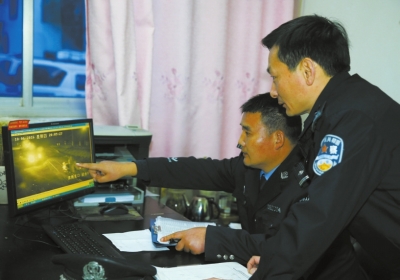 漯河电动汽车撞人逃逸 民警看300小时监控锁定