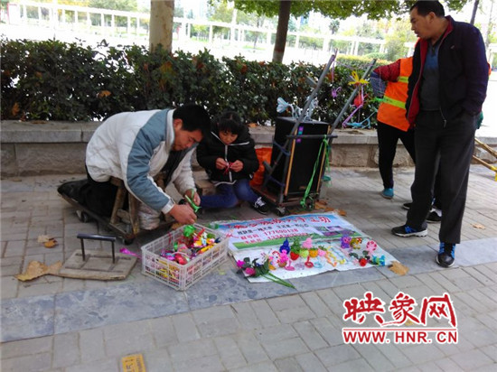 沈志涛在街头摆摊义卖