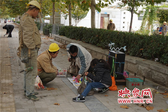 沈志涛在街头摆摊义卖