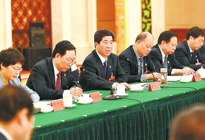 11月1日，陳潤兒同志與出席省第十次黨代會省直二團的代表們一起審議中共河南省第九屆委員會工作報告、省紀委工作報告。記者杜小偉攝