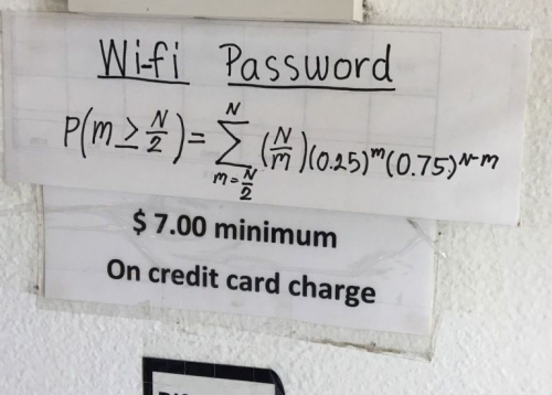 　　有网民拍了照片放到社交网上求助，说他想使用店里的WiFi，希望有人帮助他破解这条数式。（视频截图）