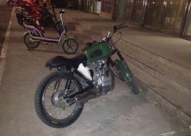 郑州越野摩托车穿耐克鞋 市民围观称酷