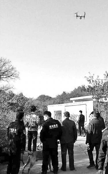 警方用无人侦察机搜索迷路驴友