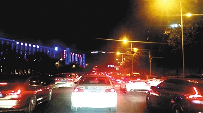 过了七里河南路，车流瞬间凝固了