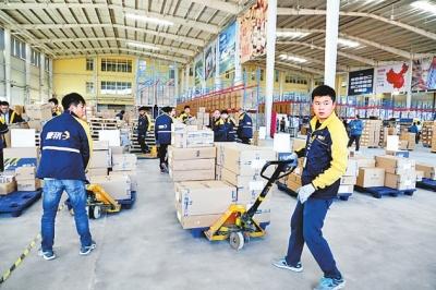 11月11日，信陽市浉河區電商物流園區，工作人員正忙著發貨。秦旭攝