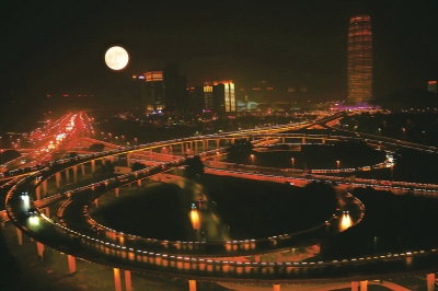 昨晚，﹃超級月亮﹄懸于鄭東新區(qū)CBD上空。記者 張琮 攝影