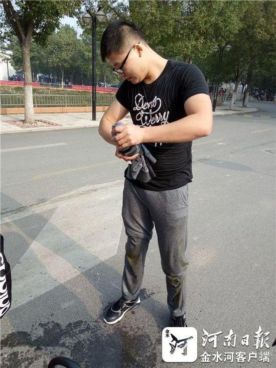 南陽理工學生和司機跳入冰冷湖中救人