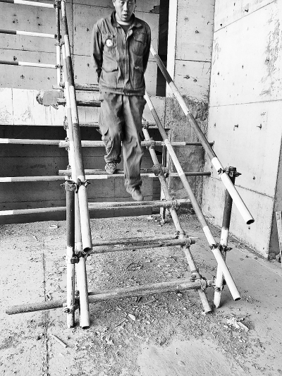 雷呈國的工友帶記者到現場，察看工地自制的簡易樓梯。