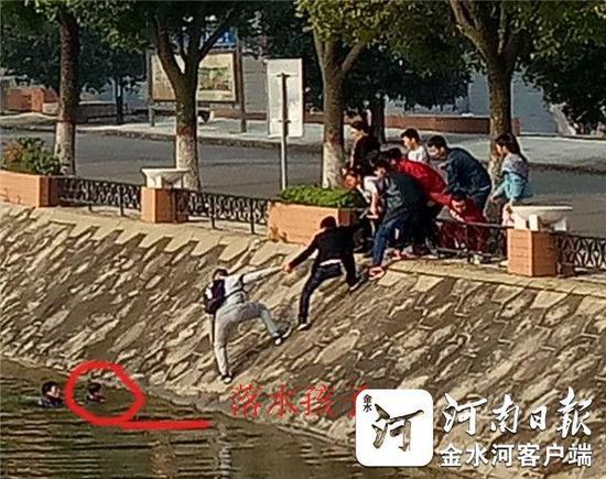 南陽理工學生和司機跳入冰冷湖中救人