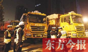 行动首夜,交警在查处渣土车违规违法行为