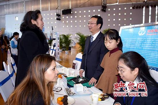 美国的中小学校长正在和郑州的学生们交流