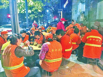 早上六点钟,经一路丰产路附近的爱心粥屋门口,几十位环卫工师傅等待吃早餐。