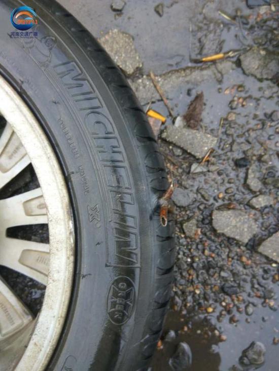 车轮胎被一种特制的三面立体钉子所扎破